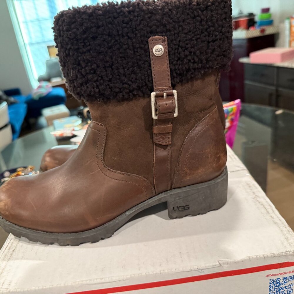 UGG - Picture 3 of 5